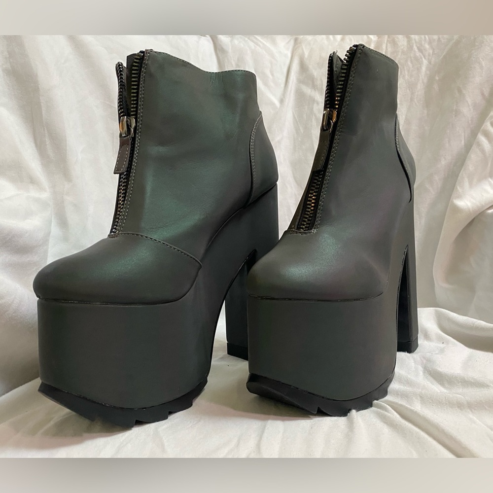YRU REFLECTIVE NIGHTMARE PLATFORM HIGH HEELED BOOTIES SZ 10